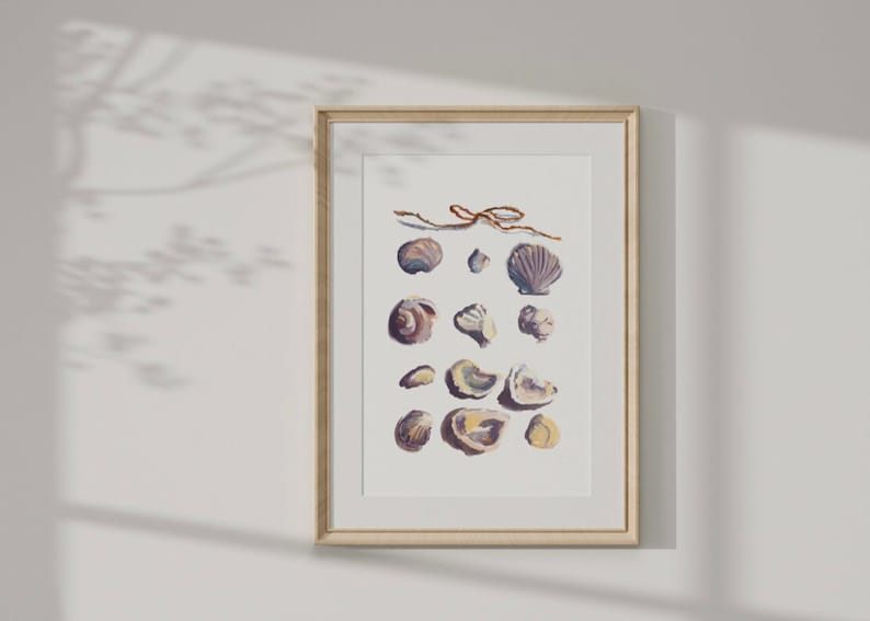 Pu&ograve; includere: Una stampa incorniciata di un dipinto ad acquerello di varie conchiglie in tonalit&agrave; di viola, marrone e giallo. Le conchiglie sono disposte in una linea verticale su uno sfondo bianco.
