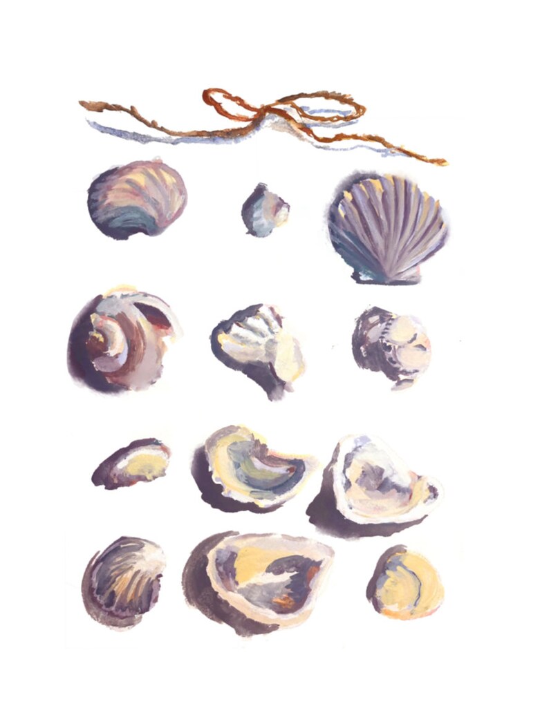 Pu&ograve; includere: Una collezione di conchiglie di varie forme e dimensioni, dipinte in tonalit&agrave; di viola, marrone e bianco. Le conchiglie sono disposte in una linea verticale, con uno spago marrone legato in cima.