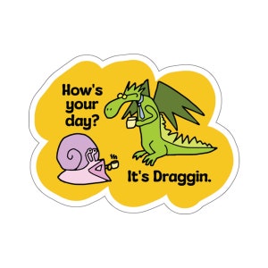 Comment se passe votre journée ? C'est Draggin. Sticker humour sur le lieu de travail pour dragons, sticker dessin animé fantastique, jeu de mots pause café, escargot qui parle et copain dragon