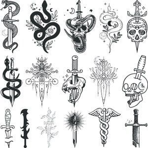 Può includere: Un set di 16 disegni di tatuaggi in bianco e nero che presentano varie combinazioni di spade, serpenti, teschi ed elementi floreali. I disegni sono intricati e dettagliati, con un'estetica dark ed edgy.