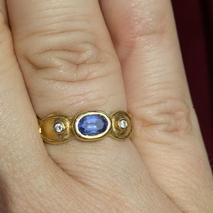 Stunning signed 18k tanzanite and diamond ring