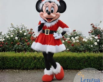 Op de afbeelding: Een persoon in een Minnie Mouse-kostuum draagt een rode jurk in kerststijl met witte afwerking, een zwarte riem en een bijpassende hoed. Het kostuum omvat witte handschoenen en grote rode schoenen met witte afwerking. De achtergrond toont een haag en rozenstruiken.