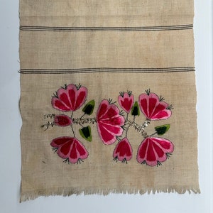 Może przedstawiać: Rustykalny drewniany szyld z napisem "Welcome to our porch" w białych literach. Szyld ma postarzaną powierzchnię i prosty, zachęcający design, idealny do dekoracji zewnętrznych.