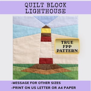 Könnte beinhalten: Ein Stoff-Quiltblock mit einem Leuchtturm-Design, gelbem Licht, braunem, rotem und weißem Turm vor hellblauem Himmel und grüner Landschaft. Der Text lautet QUILT BLOCK LIGHTHOUSE, TRUE FPP PATTERN, MESSAGE FOR OTHER SIZES, PRINT ON US LETTER OR A4 PAPER.