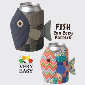 Peut inclure: Deux housses isothermes en tissu en forme de poisson, l'une dans des tons bleu et marron, l'autre avec des motifs chevron et floraux multicolores. Le texte indique FISH Can Cozy Pattern et VERY EASY avec une icône de jauge colorée.