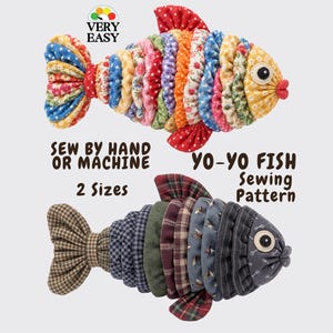 Könnte beinhalten: Ein Schnittmuster für einen Yo-Yo-Fisch in zwei Größen mit dem Text VERY EASY, SEW BY HAND OR MACHINE und YO-YO FISH SEWING PATTERN. Das Bild zeigt zwei Stofffische, die aus bunten, gemusterten Yo-Yo-Stoffkreisen zusammengesetzt sind.