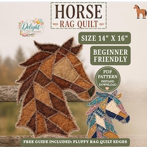 Puede incluir: Un patrón de edredón de trapo con forma de caballo en tonos marrones y beige, con una versión más pequeña y colorida debajo. El texto dice "HORSE RAG QUILT", "TAMAÑO 35.5cm X 40.6cm", y "PRINCIPIANTE". Un patrón PDF está disponible para descarga instantánea.
