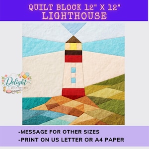 Puede incluir: Un bloque de edredón colorido con un diseño de faro. El faro es rojo, blanco y negro, sobre un cielo azul y un paisaje rocoso. El bloque mide 30,48 cm x 30,48 cm. El texto dice "QUILT BLOCK 12" X 12" LIGHTHOUSE".