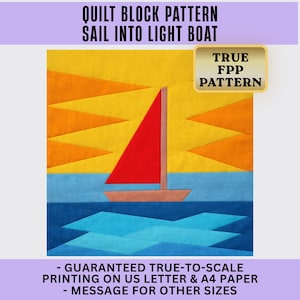 Pode incluir: Um padrão de bloco de colcha intitulado Sail Into Light Boat apresentando um veleiro com uma vela vermelha em um casco marrom. O fundo mostra um céu amarelo com raios de sol triangulares laranja e um mar azul com ondas azul-escuras. Inclui uma etiqueta True FPP Pattern.