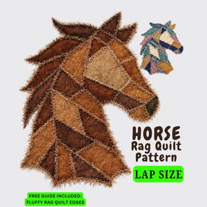 Può includere: Un modello di trapunta a forma di cavallo con toppe di tessuto marrone dai bordi sfilacciati, una testa di cavallo patchwork multicolore più piccola e il testo HORSE RAG QUILT Pattern, LAP SIZE, FREE GUIDE INCLUDED: FLUFFY RAG QUILT EDGES.