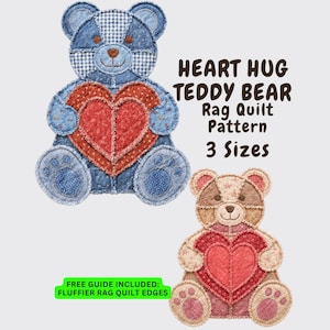 Può includere: Due modelli di trapunta patchwork a forma di orsacchiotto con un cuore centrale. Un orso è blu con un cuore rosso, l'altro è beige con un cuore rosso. Il testo recita: HEART HUG TEDDY BEAR RAG QUILT PATTERN 3 Sizes e FREE GUIDE INCLUDED: FLUFFIER RAG QUILT EDGES.