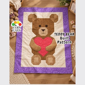 Peut inclure: Une courtepointe rectangulaire représentant un ours en peluche marron au centre tenant un grand cœur rose sur un fond crème, encadré par une bordure violette. Le texte VERY EASY et TEDDY BEAR Quilt Pattern est imprimé sur l'image.