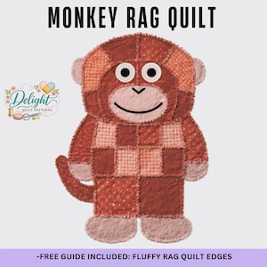 Puede incluir: Un edredón de trapo de mono hecho a mano en tonos marrón y melocotón. El edredón presenta un diseño de patchwork en el cuerpo y una cara sonriente. El texto "MONKEY RAG QUILT" está en la parte superior. El texto "-FREE GUIDE INCLUDED: FLUFFY RAG QUILT EDGES" está en la parte inferior.