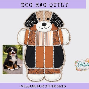 Op de afbeelding: Hondenlapjesdeken in de vorm van een hond met een patchwork-ontwerp. De quilt heeft bruine, zwarte en witte stoffen. De tekst "DOG RAG QUILT" staat bovenaan. Een foto van een puppy staat linksonder. De tekst "-MESSAGE FOR OTHER SIZES" staat onderaan.