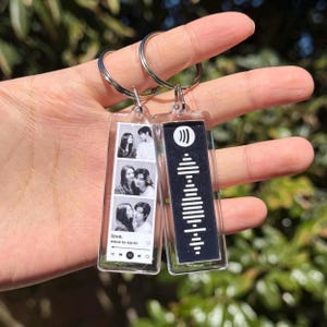Gepersonaliseerde muziekfotosleutelhanger, aanpasbaar nummer of nummercode afspeellijst, aangepaste paarsleutelhanger, mini Photobooth-sleutelhanger