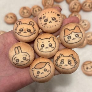 Broche en peluche artisanale en forme de biscuit, 3,2 cm (1,25 po), motif coussin de dessin animé japonais doux