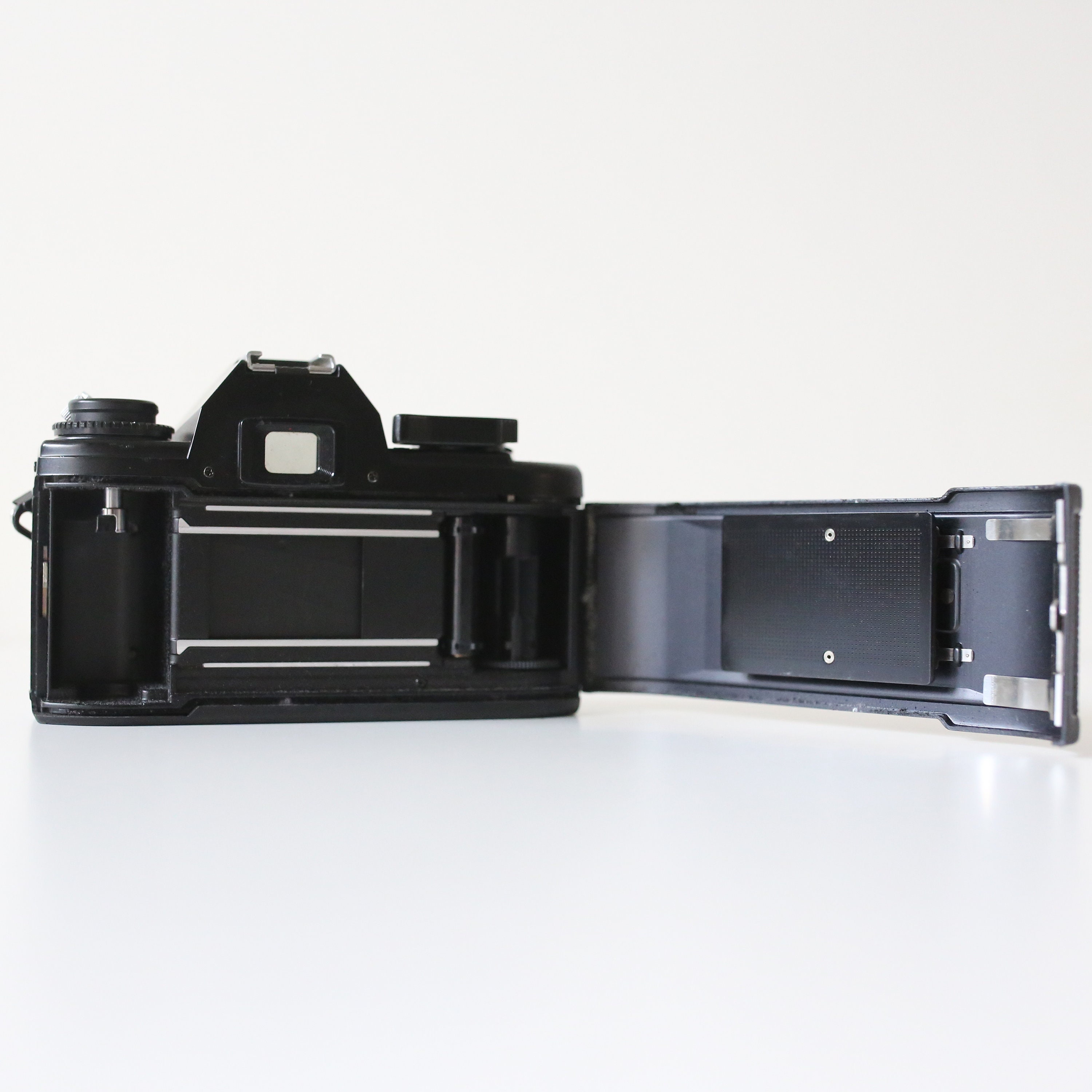 Nikon EM SLR ブラックカメラボディ フィルムテスト済み完全に