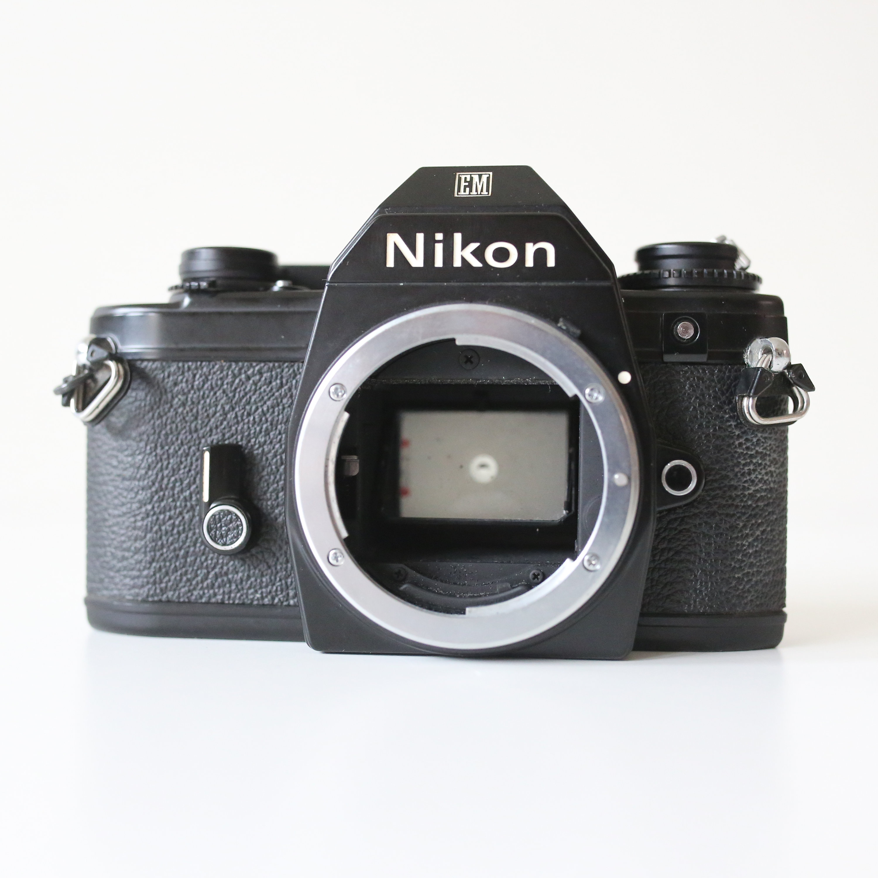 注目ショップ Nikon EM SLR ブラックカメラボディ フィルムテスト済み完全に フィルムカメラ