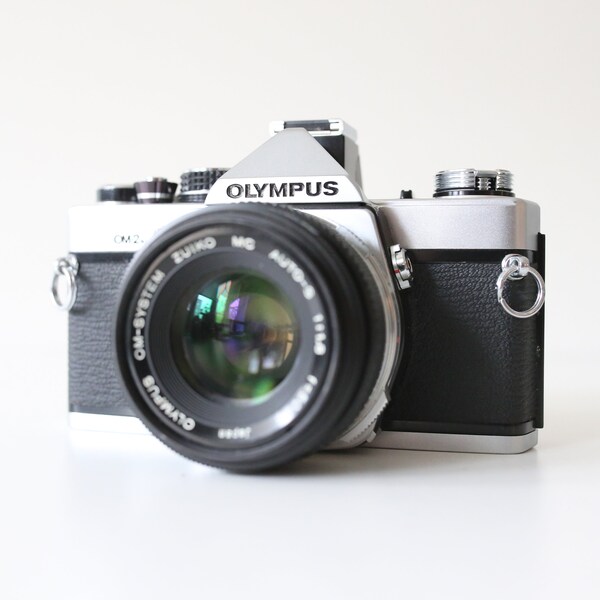 Olympus OM-2N SLR-Kamera + Super Sharp Zuiko 50 mm f/1.8 Objektiv – filmgetestet und voll funktionsfähig. Kompakt, Point-and-Shoot-Geschenkidee