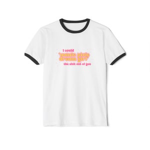 Könnte beinhalten: Weißes T-Shirt mit schwarzem Ringel, mit dem Text "I could 'manic pixie dream girl' the shit out of you" in rosa und orangefarbener Schrift.