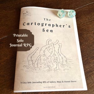 Può includere: Un libretto intitolato The Cartographer's Sea con un'icona di teschio e ossa incrociate e un disegno al tratto di tentacoli di polpo che emergono dall'acqua. Il testo di copertina recita Printable Solo Journal RPG e A Cozy Solo Journaling RPG of Sailors, Maps & Distant Shores. Due dadi verdi traslucidi poggiano nell'angolo in alto a destra.