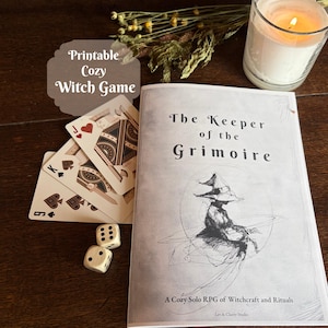 Op de afbeelding: Een gezellige heks-thema game-opstelling met een boek getiteld "The Keeper of the Grimoire", speelkaarten en dobbelstenen. Het boek bevat een heksenillustratie. Een brandende kaars en gedroogde bloemen dragen bij aan de esthetiek. De tekst "Printable Cozy Witch Game" is zichtbaar.