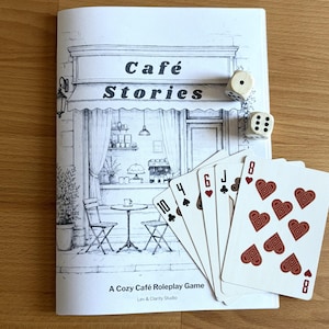 Gezellig café-dagboekspel, printbaar solo-RPG met kaarten en dobbelstenen, creatief schrijf- en verhalenspel, ontspannende activiteit zonder schermtijd.