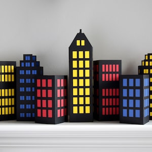 Juego de 7 rascacielos con temática de fiesta de cumpleaños de superhéroes, centro de mesa con horizonte de ciudad en 3D, decoración para habitación infantil para amantes de los cómics
