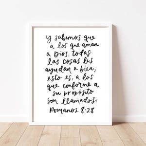 May include: Black and white printable wall art with a handwritten quote in Spanish: "Y sabemos que a los que aman a Dios, todas las cosas les ayudan a bien, esto es, a los que conforme a su prop&oacute;sito son llamados. Romanos 8:28"