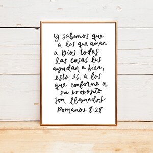 May include: A framed print with a black and white handwritten quote in Spanish. The quote reads "Y sabemos que a los que aman a Dios, todas las cosas les ayudan a bien, esto es, a los que conforme a su prop&oacute;sito son llamados. Romanos 8:28".