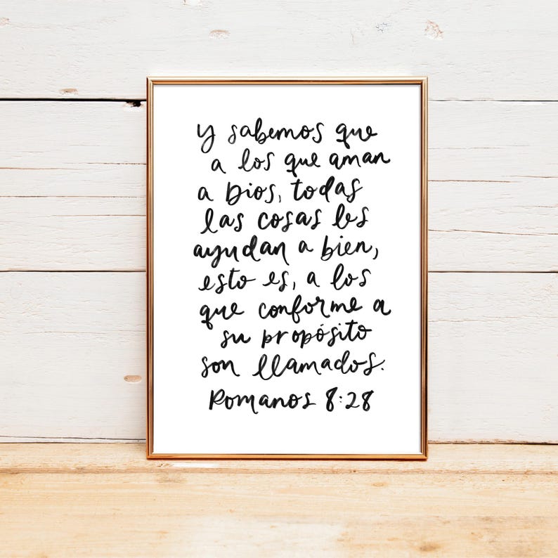 May include: A framed print with a black and white handwritten quote in Spanish. The quote reads "Y sabemos que a los que aman a Dios, todas las cosas les ayudan a bien, esto es, a los que conforme a su prop&oacute;sito son llamados. Romanos 8:28".