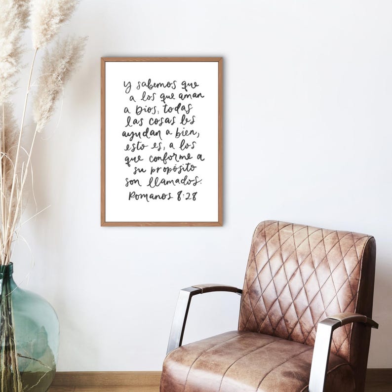 May include: A framed print with a white background and black text. The text is a bible verse in Spanish, "Y sabemos que a los que aman a Dios, todas las cosas les ayudan a bien, esto es, a los que conforme a su prop&oacute;sito son llamados. Romanos 8:28"