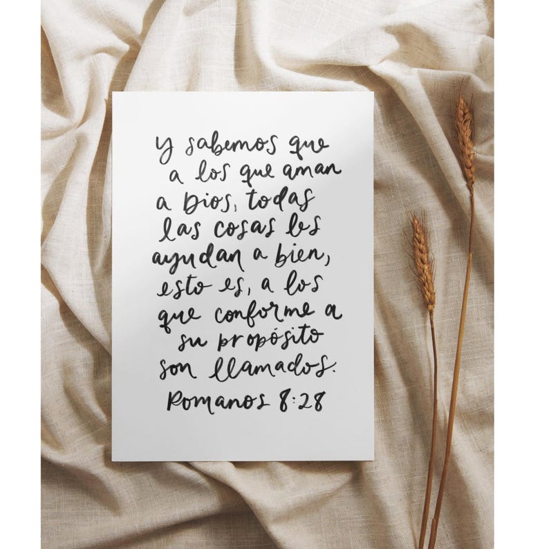 May include: Black and white handwritten text on a white background. The text reads "Y sabemos que a los que aman a Dios, todas las cosas les ayudan a bien, esto es, a los que conforme a su prop&oacute;sito son llamados. Romanos 8:28"