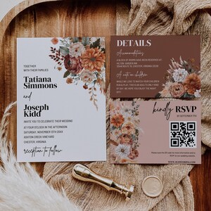 Op de afbeelding: Huwelijksuitnodigingsset met een bloemenontwerp in tinten oranje, bruin en wit. De uitnodiging bevat de namen "Tatiana Simmons" en "Joseph Kidd" en details over de datum, tijd en locatie van de bruiloft. De RSVP-kaart bevat een QR-code en de website "www.ourwedding.com".