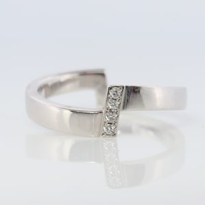 Mikimoto Ring. Vintage 750 Mikimoto  Diamond Shifted ring. Mikimoto Diamond Cluster Bombe band. Mikimoto 18k White Gold Wedding band