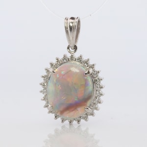 Wisiorek z opalem i diamentami. Naszyjnik z wisiorkiem z aureolą z diamentami PT900 Platinum Opal. Prawdziwy australijski kaboszon z opalem.