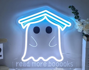 Könnte beinhalten: Ein weißes Neon-Schild mit blauem Leuchten, das ein Gespenst mit einem Dach über dem Kopf darstellt. Das Schild lautet "read more booooks".