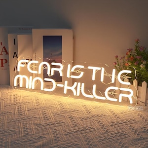 Insegna al neon Fear Is The Mind-killer, decorazione da parete con carattere Dune, decorazione con citazione positiva, regali per gli amanti del film Dune, regali di Natale, regalo per gli amanti dei libri