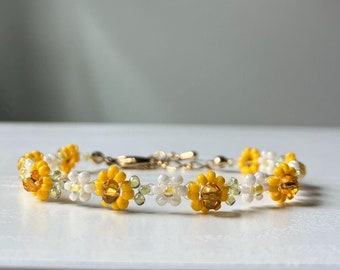 Sunflower daisy bracelet, Beaded flower bracelet, Dainty floral bracelet gold, Flower girl gift, Handmade jewelry, Minimalist boho style