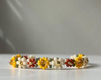 Fall sunflower daisy beaded bracelet gold, Elegant autumn flower bracelet, Dainty floral gift for her, Handmade boho style jewelry