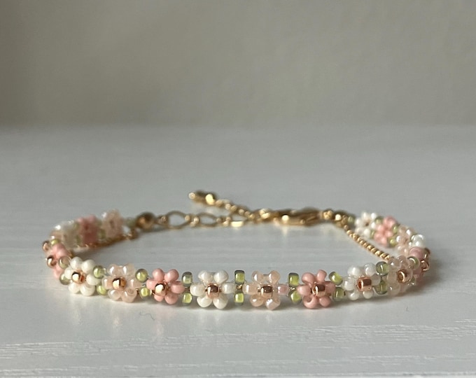 Floral Wedding Bracelet Gold, Flower Beaded Bridal Bracelet, Dainty Daisy Bracelet, Handmade Wedding Bracelet, Gift for Bridesmaids