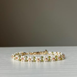 Custom floral wedding gold chain bracelet, Dainty seed bead floral bracelet, Handcrafted gift for bridesmaids, Minimalist style