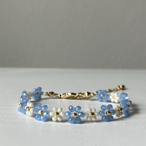 Beaded flower bracelet, Blue floral bracelet, Daisy bracelet gold, Aesthetic dainty chain bracelet, Gift for her, Handcrafted floral gift