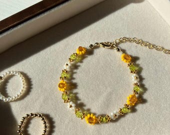 Sunflower daisy bracelet gold, Beaded flower bracelet, Sunflower jewelry for her, Handmade bracelet cottagecore style, Gift for flower girl