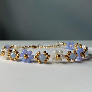 Beaded flower bracelet, Blue daisy bracelet, Dainty gold bracelet, Aesthetic floral bracelet, Handcrafted flower jewelry, Gift for her