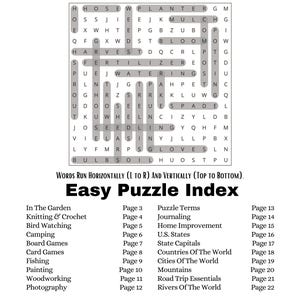 Puede incluir: Una p&aacute;gina de un libro de b&uacute;squeda de palabras titulado "Easy Word Search Puzzles". La p&aacute;gina presenta una cuadr&iacute;cula de b&uacute;squeda de palabras, un &iacute;ndice de temas de rompecabezas y el n&uacute;mero de p&aacute;gina. El &iacute;ndice incluye temas como jardiner&iacute;a, tejido y viajes.