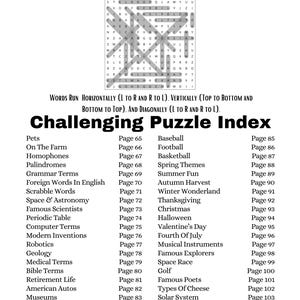 Puede incluir: Un libro de b&uacute;squeda de palabras en blanco y negro, titulado "Moderate Word Search Puzzles". El libro presenta un "Challenging Puzzle Index" con temas como Mascotas, B&eacute;isbol y Halloween. El texto indica la direcci&oacute;n de las palabras.
