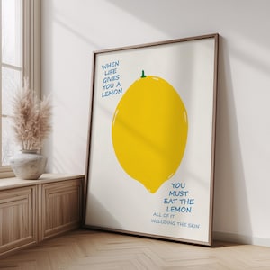 Arte de parede contemporânea de David Shrigley com "When Life Gives You a Lemon". Bem humorada, moderna, perfeita para espaços modernos. Adiciona um toque lúdico!