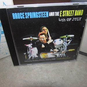 Może przedstawiać: Pudełko CD z Bruce'em Springsteenem i zespołem E Street Band. Okładka albumu zawiera zdjęcie Springsteena grającego na gitarze na scenie. Tekst brzmi "4th OF JULY" i "Goteborg, Sweden, Vilevi, July 4, 2008 - RADIO BROADCAST."
