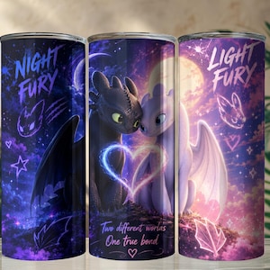 Peut inclure: Trois gobelets cylindriques avec des illustrations de dragons. L'un porte l'inscription "Night Fury" avec un dragon noir, un autre présente deux dragons avec un cœur, et le dernier porte l'inscription "Light Fury" avec un dragon blanc. Le texte "Two different worlds, One true bond" est également visible.